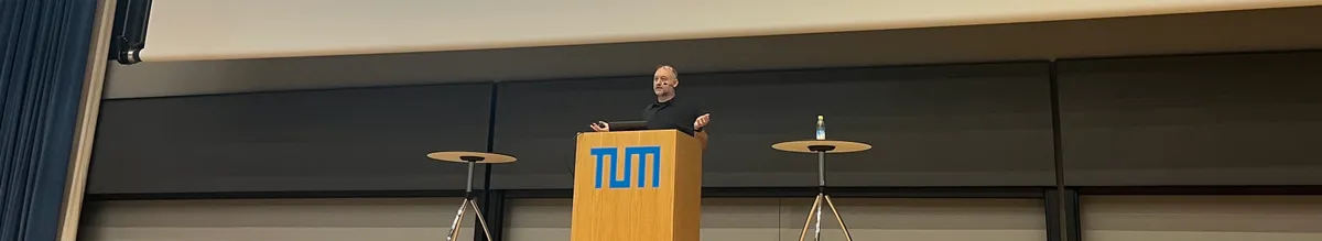 Bernd Finkbeiner giving a lecture in a lecture hall